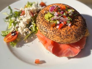Bagel con salmón