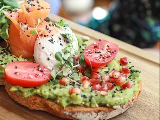 Tostada  de AGUACATE con semillas 