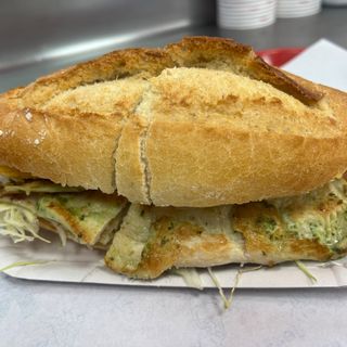 Menú Bocata De Ternera, Papas Fritas O Papas Deluxe Y Bebida