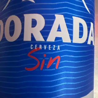 Cerveza dorada sin alcohol