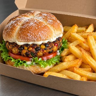 Hamburguesa picante de frijoles con papas