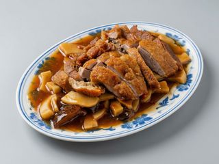 Pato Con Bambú Y Setas Chinas