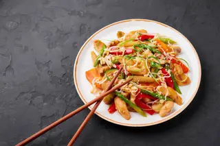 Ensalada China Con Rollo De Primavera
