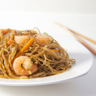 Tallarines Fritos Con Gambas Y Verduras