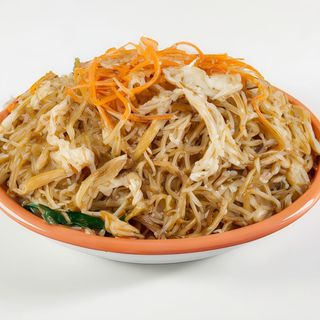 Fideos De Arroz Salteados Con Tres Delicias