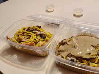 Tallarines a la crema con setas trufa y langostinos