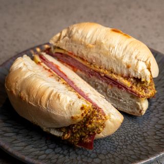 Langosta de Pastrami, mostaza antigua y queso fundido