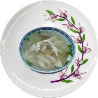 Sopa de pollo con champiñones