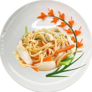 Tallarines fritos con pollo