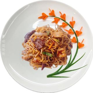 Tallarines fritos con tres delicias