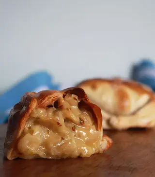 Empanada de Cebolla caramelizada y queso