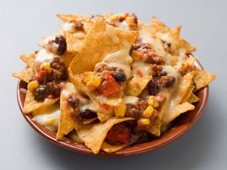 NACHOS GRATINADOS CON COCHINITA PIBIL, GUACAMOLE Y QUESO FUNDIDO