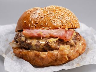 BACON SPLASH BURGER con PATATAS FRITAS