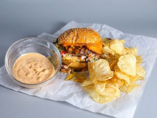 CEBOLLA CARAMELIZADA SPLASH BURGER con PATATAS FRITAS
