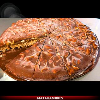 Tarta de almendras suecas relleno de caramelo y cacahuetes tostados