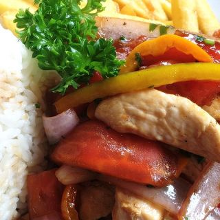 Pollo saltado