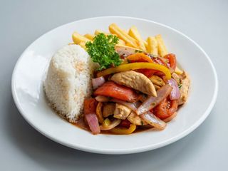 Pollo saltado