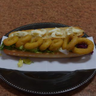 Bocadillo De Calamares Con Lechuga Y Alioli (Pequeño)
