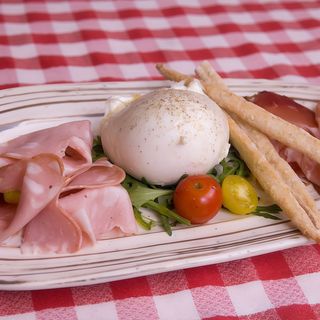 Mozzarella de Bufala con Tomate, Rúcula y Embutido Italiano Gourmet Premium