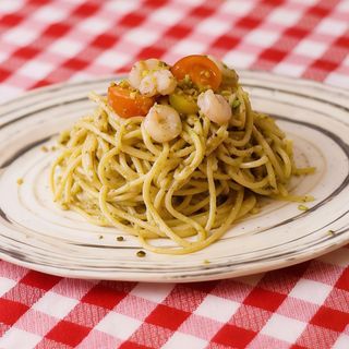 Spaghetti con Pesto de Pistacho, Tomatitos Rojos y Amarillos y Gambas