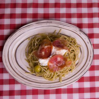Spaghetti con Pesto de Pistacho, Burrata y Pancetta