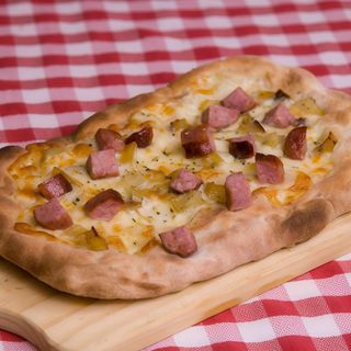 Pinsa Provola, Patate e Salsiccia