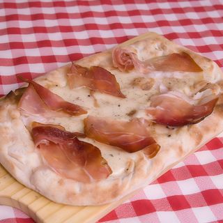 Pinsa Cacio e Pepe con Speck