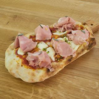 Pinsa de Burrata con Mortadella Con Pistacho