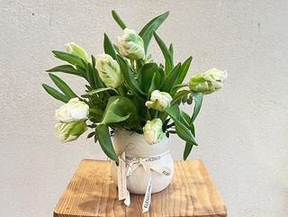 Jarrón Cerámico Andrea Suárez con Tulipanes