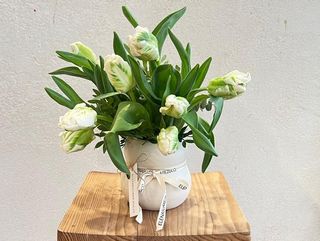 Jarrón Cerámico Andrea Suárez con Tulipanes.