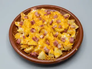 Ración Patatas Con Bacon Y Queso Fundido