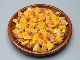 Ración Patatas Con Bacon Y Queso Fundido