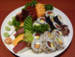 87.- Combinado Atún y Salmón (25 Uds.)