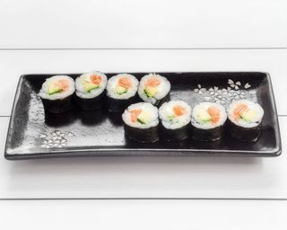 56B.- Maki Salmón Queso Y Fresa (8 Uds.)