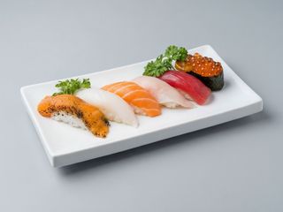 73A.- Nigiri De Salmón Marinado Y Salsa De Eneldo (2 Uds.)