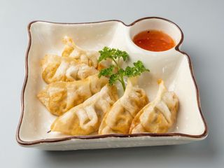 4.- Gyoza Con Pollo Y Salsa De Soja Avinagrada (6 Uds.)