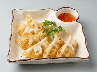 4A.- Gyoza De Pollo Fritas Con Salsa Agridulce (6 Uds.)