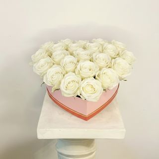 Caja de 15 Rosas Blancas Corazón 