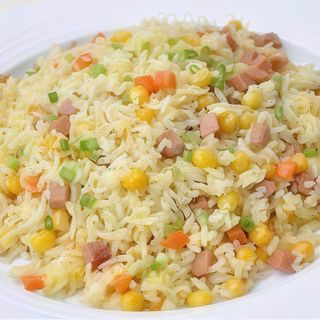 25. Tallarines Fritos Con Tres Delicias