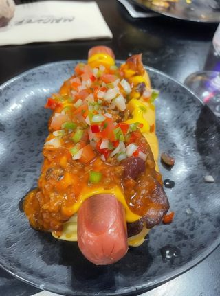 Menú Hot Dog Chili Cheddar 