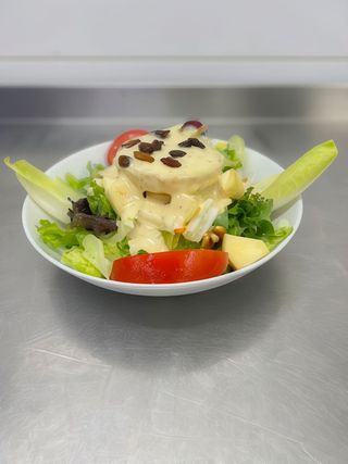 Ensalada Templada De Queso De Cabra Con Frutos Secos y Salsa De Mostaz