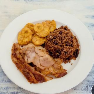 Puerco Asado Con Arroz Congrí Y Tostones