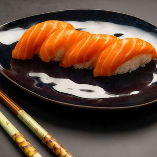 20.- Nigiri Salmón (4 Pzs.)