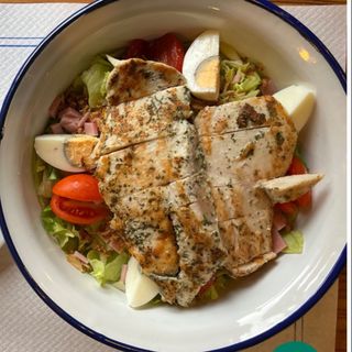 ensalada de pollo y bacon