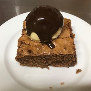 Brownie con helado