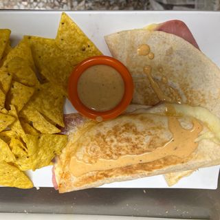 Quesadilla Mixta Con Pollo