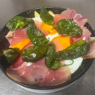Sartén de serrano y padrón