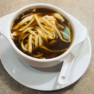 sopa de pollo y tallarines