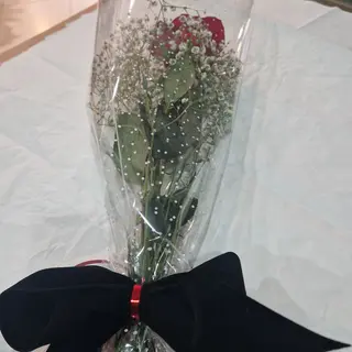 Rosa roja con lazo terciopelo negro