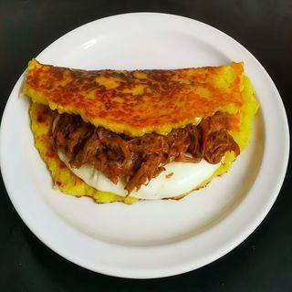 Cachapa De Queso De Mano Y Ternera Mechada